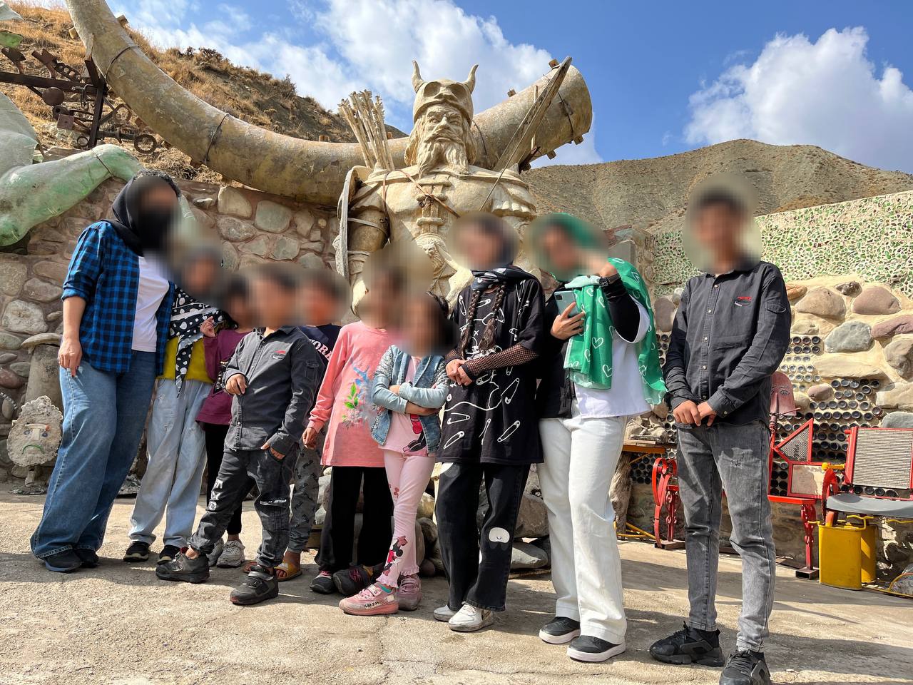 کودکان مهرآفرین به بازدید غار موزه وزیری رفتند/ مجسمهسازی با اشیای بازیافتی در دل کوه